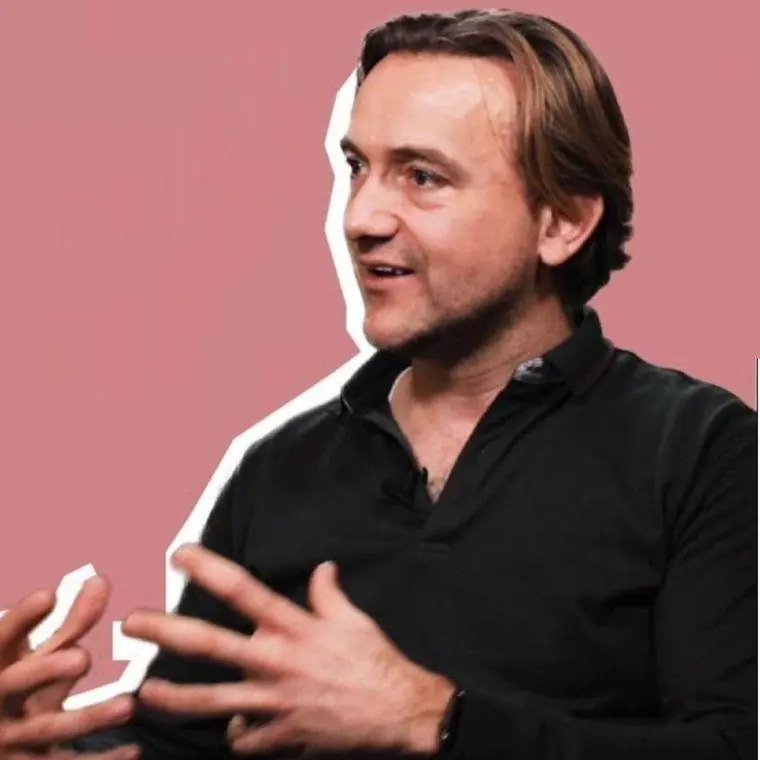 Willem Knaap in conversation on camera